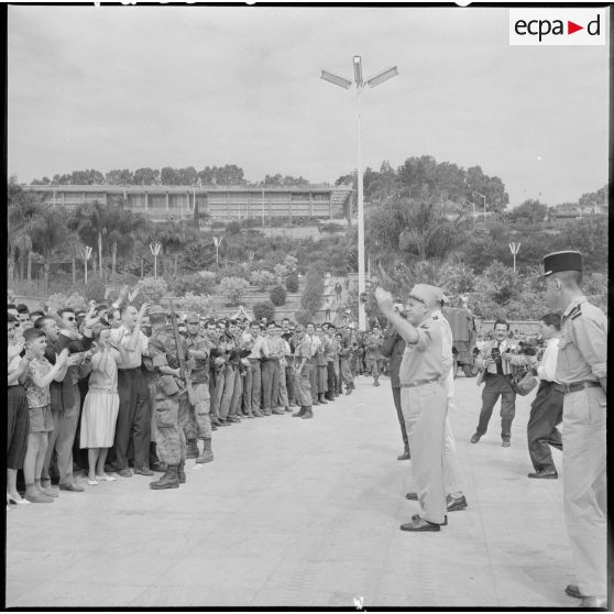 Le général Raoul Salan arrive sur le forum.