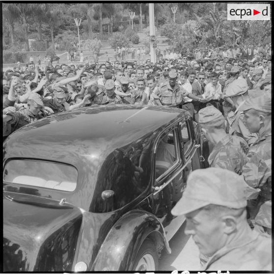 Après sa déclaration, le général Raoul Salan qui regagnait sa voiture est follement acclamé. Les parachutistes interviennent pour lui frayer un chemin.