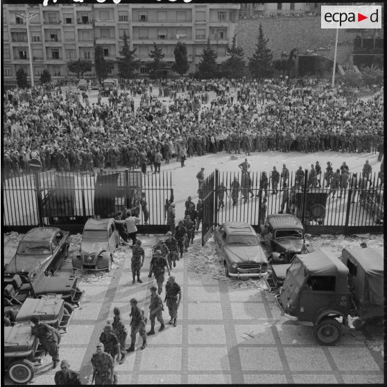 Les parachutistes du 3ème régiment de chasseurs parachutistes (RCP) occupent le ministère de l'Algérie.