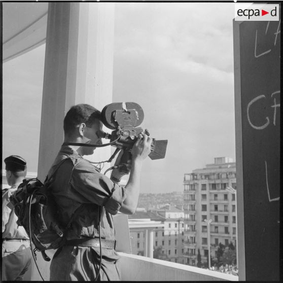 Le reporter cinéaste Gérard Staehling en pleine action.