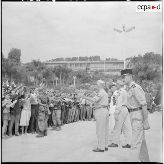 Le général Raoul Salan arrive sur le forum.