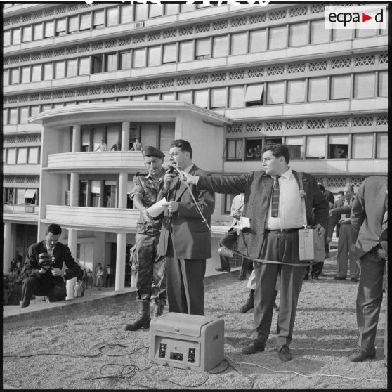 Léon Delbecque lit d'une voix marquée par l'émotion la déclaration du général de Gaulle.