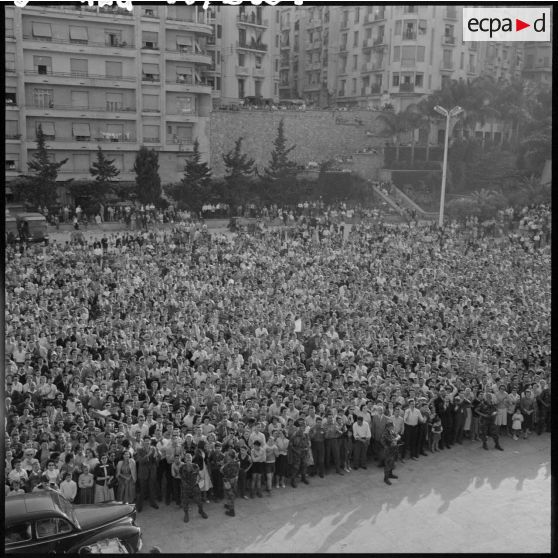 Explosion de joie. Immense ovation. La Marsellaise est entonnée en choeur par une foule de 10 000 à 15 000 personnes.