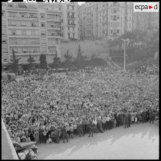 Explosion de joie. Immense ovation. La Marsellaise est entonnée en choeur par une foule de 10 000 à 15 000 personnes.