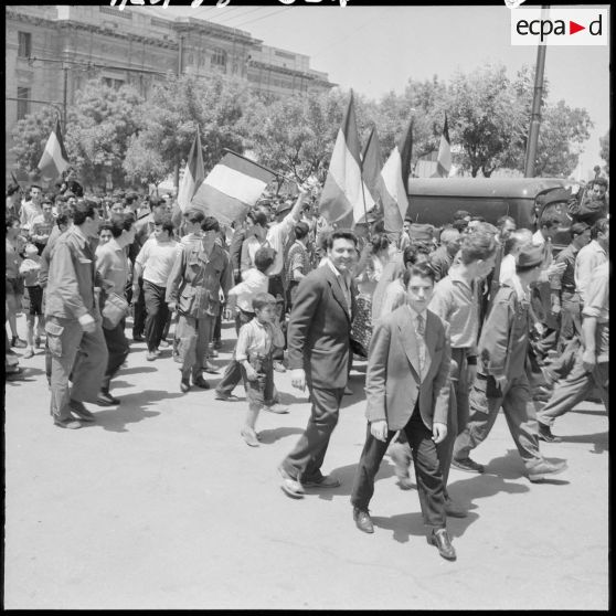 Les manifestants sortent de la préfecture de Constantine.