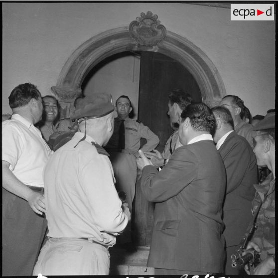 Le général Gilles vient de calmer la foule.