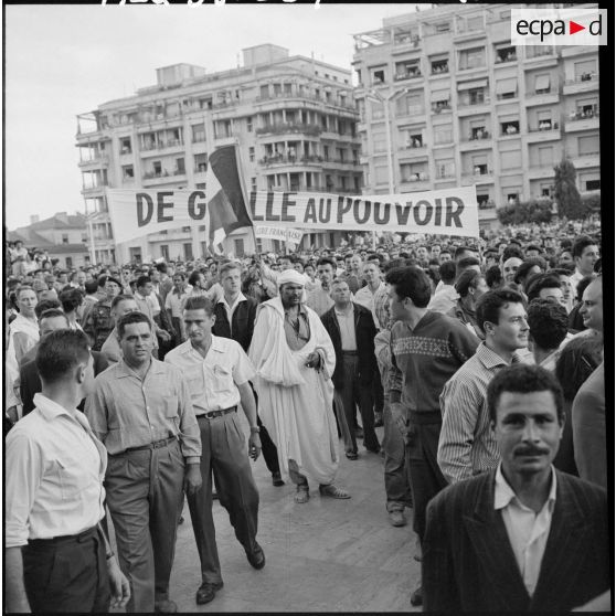 La foule au forum, devant le gouvernement général.