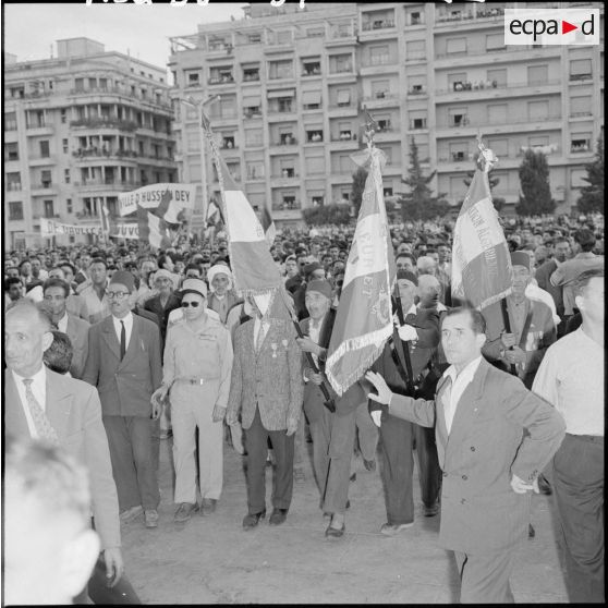 La foule clame sa volonté de voir l'Algérie rester française.