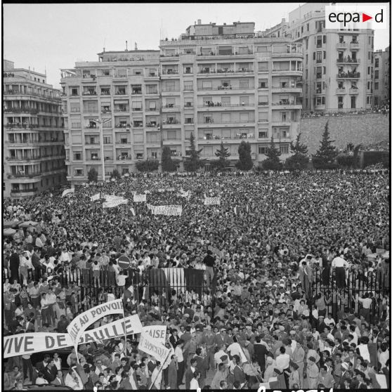 La foule clame sa volonté de voir l'Algérie rester française.