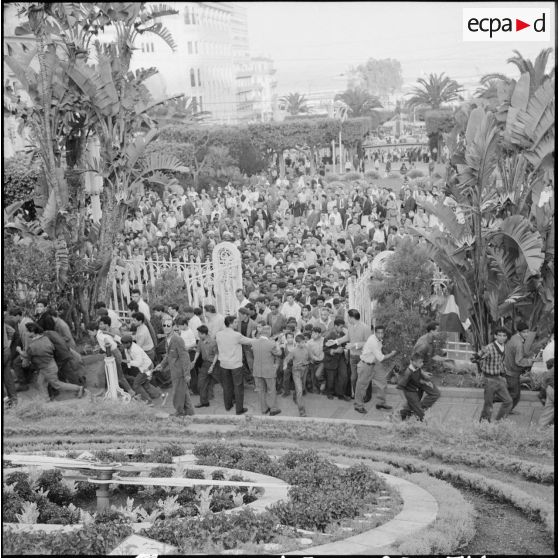 La foule se dirigeant vers le monument aux morts d'Alger.