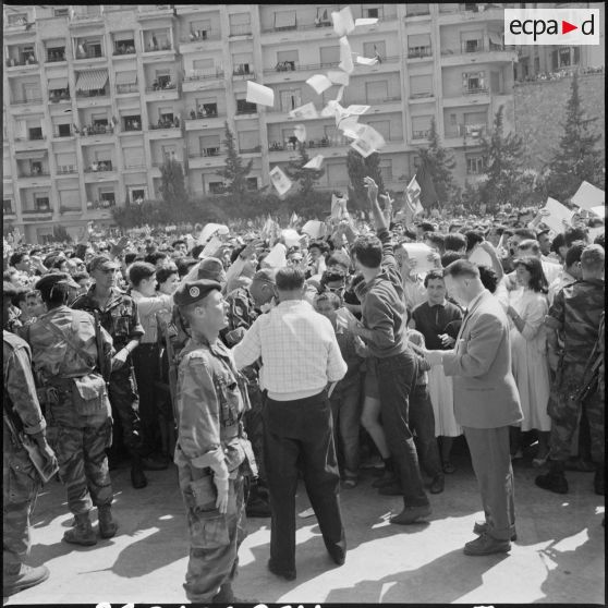 Les agents du comité de salut public d'Alger lancent des photographies du général de Gaulle à la foule massée sur le forum, face au ministère de l'Algérie.