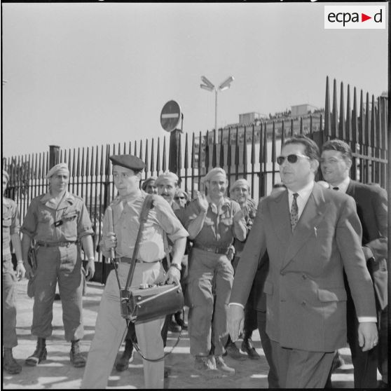 Jacques Soustelle arrive au ministère de l'Algérie, suivi de Léon Delbecque.