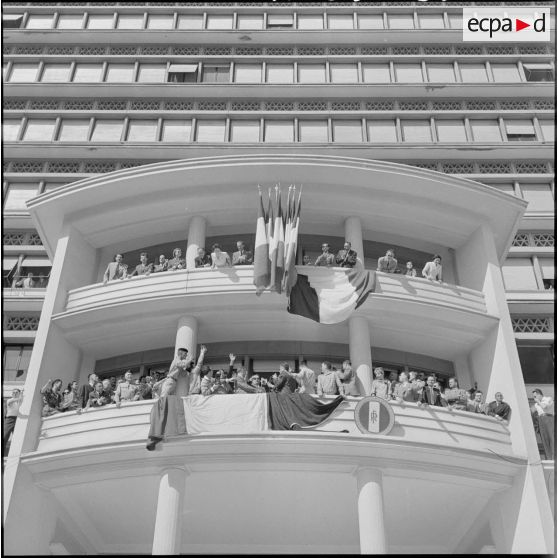 Depuis le balcon du gouvernement général, Jacques Soustelle s'adresse aux Algérois massés sur le forum.