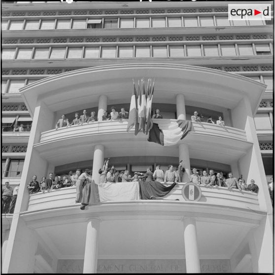 Depuis le balcon du gouvernement général, le général Salan s'adresse aux Algérois massés sur le forum.