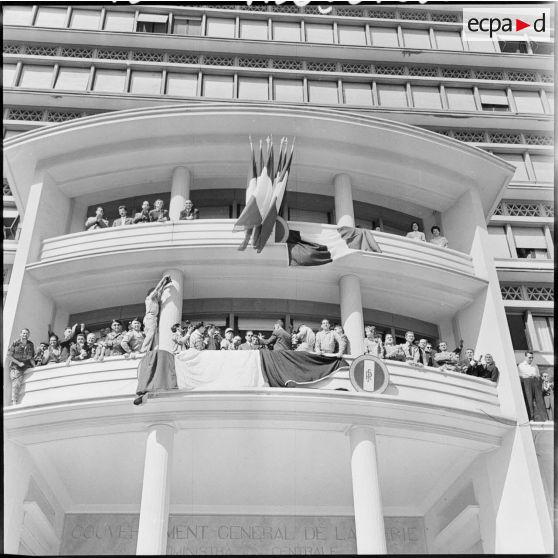 Depuis le balcon du gouvernement général, Jacques Soustelle s'adresse aux Algérois massés sur le forum.