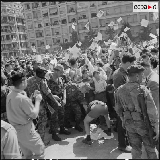 Les agents du comité de salut public d'Alger lancent des photographies du général de Gaulle à la foule massée sur le forum, face au ministère de l'Algérie.