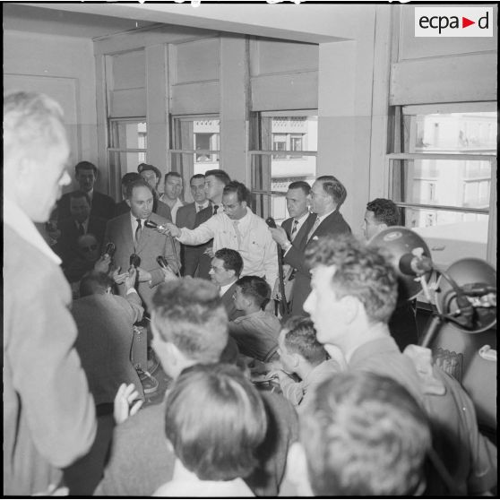 Conférence de presse au gouvernement général : discours du lieutenant Lucien Neuwirth.