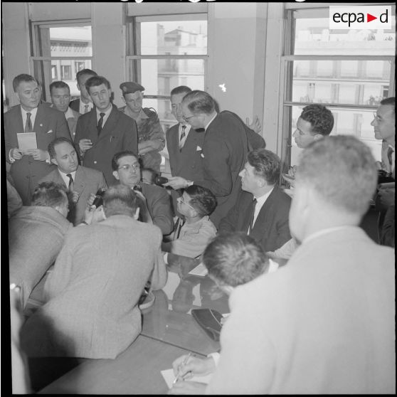 Conférence de presse au gouvernement général : discours de Jacques Soustelle.