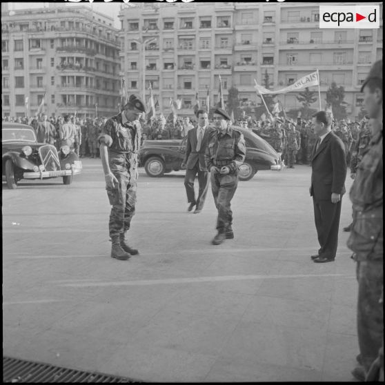 Arrivée du général Jean Gilles devant le gouvernement général, accueilli par le général Jacques Massu.