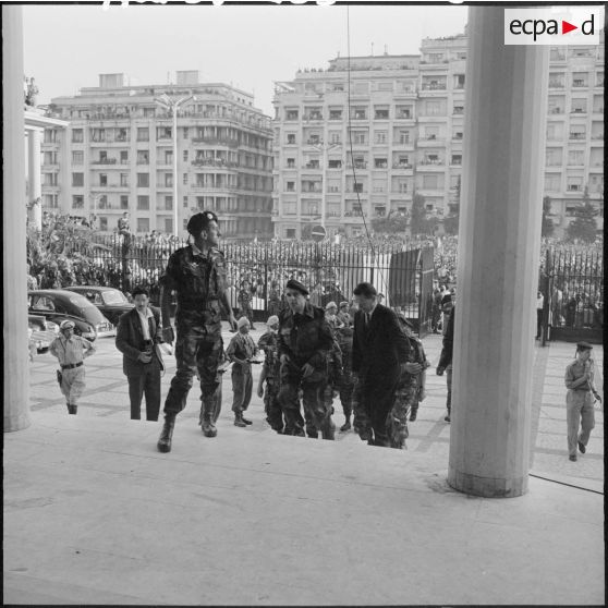 Entrée des généraux Jacques Massu et Jean Gilles au gouvernement général.