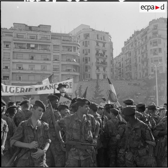 Les soldats contenant la foule, devant le gouvernement général.