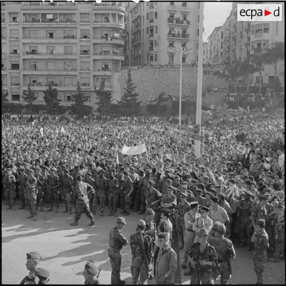 La foule au forum, devant le gouvernement général.