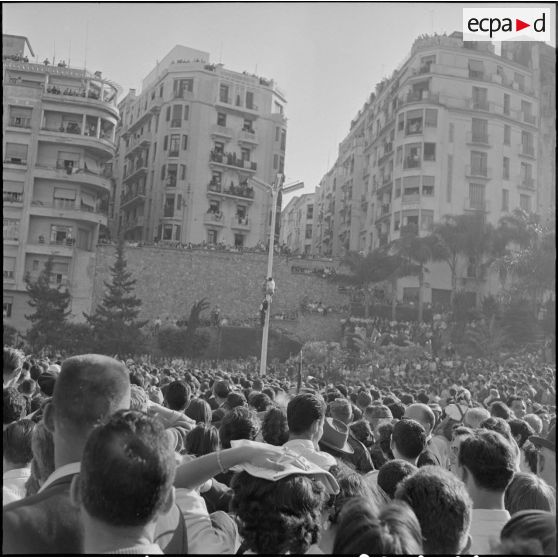 La foule au forum, devant le gouvernement général.