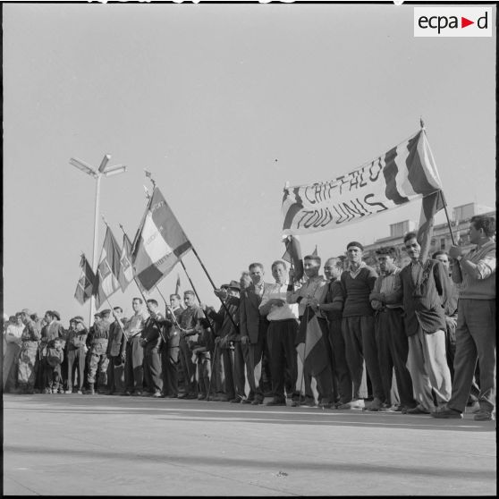 La foule au forum, devant le gouvernement général.