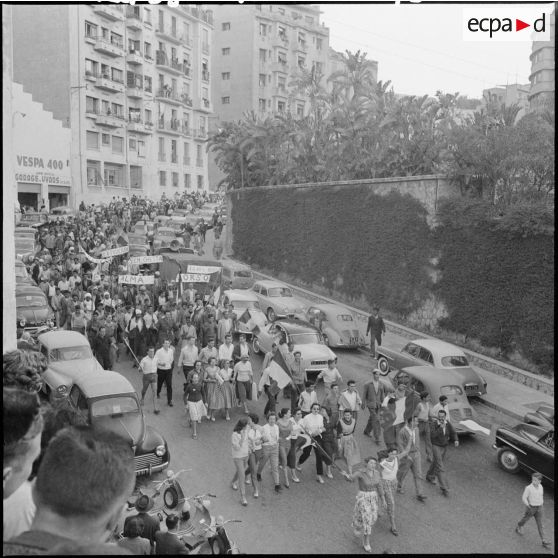 La population d'Alger et des environs se dirige vers le ministère de l'Algérie.