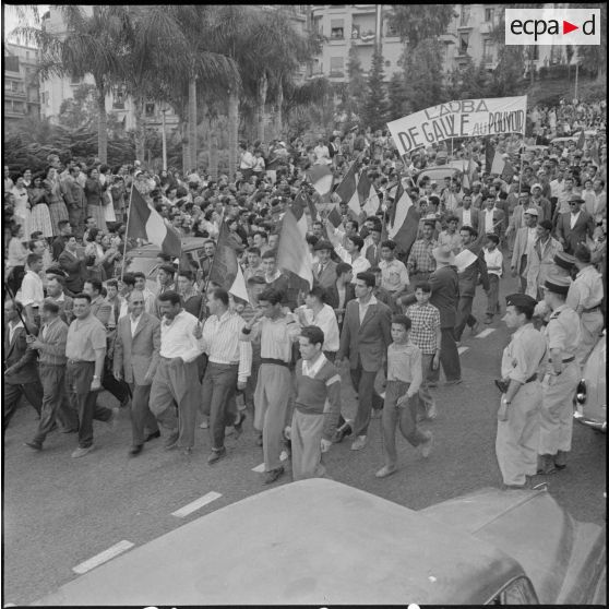 La population d'Alger et des environs se dirige vers le ministère de l'Algérie.