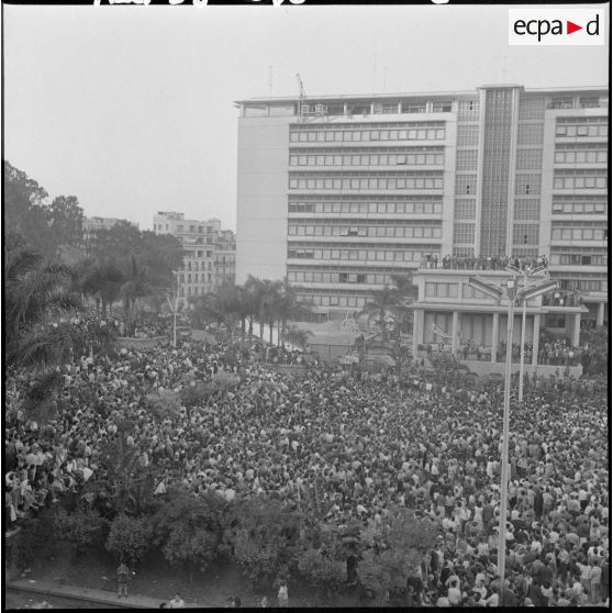 Vue du ministère de l'Algérie. Sur le forum, plus de 100 000 personnes assistent à l'arrivée de Jacques Soustelle.