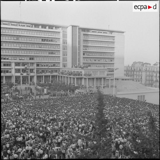 Vue du ministère de l'Algérie. Sur le forum, plus de 100 000 personnes assistent à l'arrivée de Jacques Soustelle.