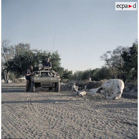 Deux soldats français sur une automitrailleuse dans le camp de Bokoro.