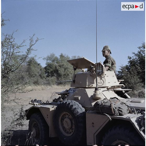 Soldat français à bord d'un engin blindé de reconnaissance e type Ferret, au Tchad.