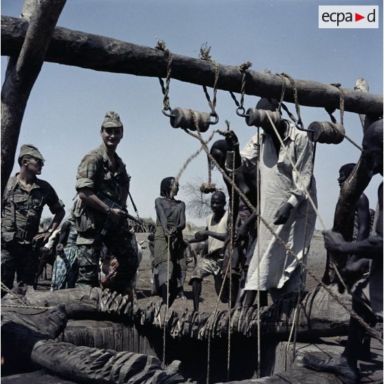 Des soldats français et des hommes autour d'un puits dans le village tchadien de Gambir.