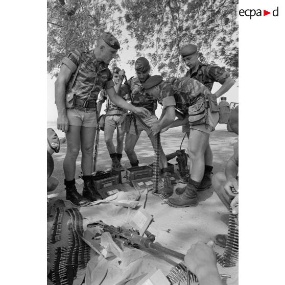 Des soldats de la 2e compagnie du 2e régiment d'infanterie de marine (RIMa) effectuent un contrôle des munitions.