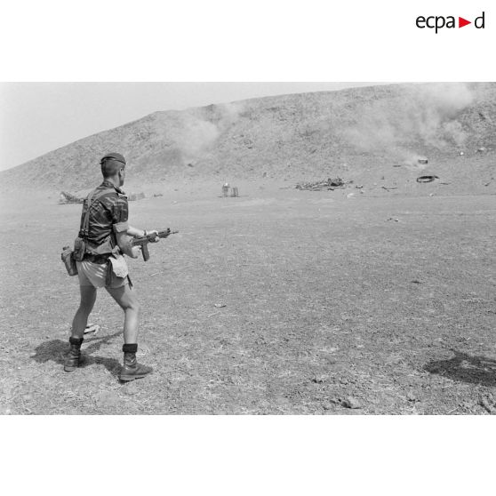 Un soldat du 3e régiment parachutiste d'infanterie de marine (RPIMa) s'entraîne au tir avec un fusil de marque SIG.