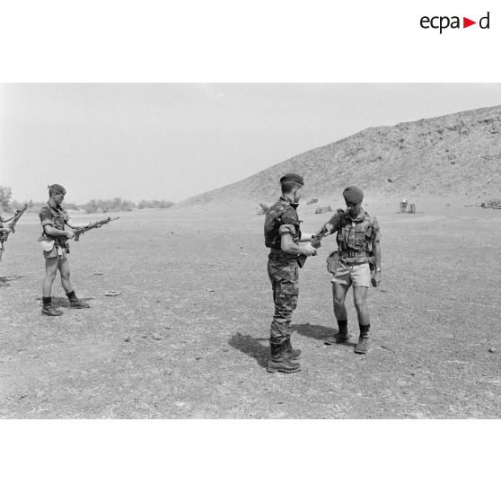 Des soldats du 3e régiment parachutiste d'infanterie de marine (RPIMa) s'entraînent au tir avec un fusil de marque SIG.