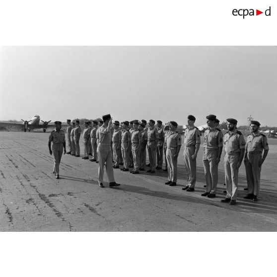 Le colonel Lardry passe en revue un détachement de l'Aviation légère de l'armée de terre (ALAT) sur la base de N'Djamena.