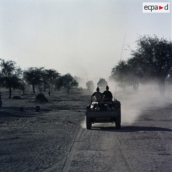 Un véhicule militaire français escorte un convoi de camions civils entre Bokoro et Mongo.