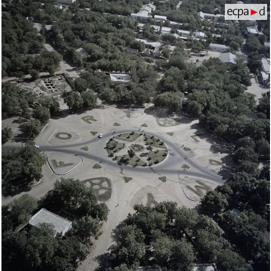 Vue aérienne de Fort-Lamy, avec un rond-point central.