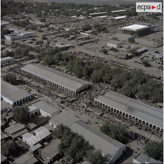 Vue aérienne du marché de Fort-Lamy (aujourd'hui N'Djamena).