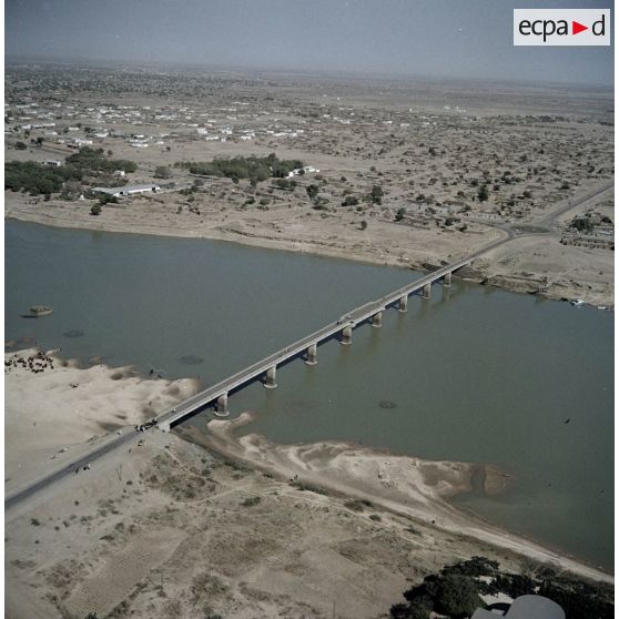 Le pont Chagoua sur le fleuve Chari, près de Fort Lamy (aujourd'hui N'Djamena).