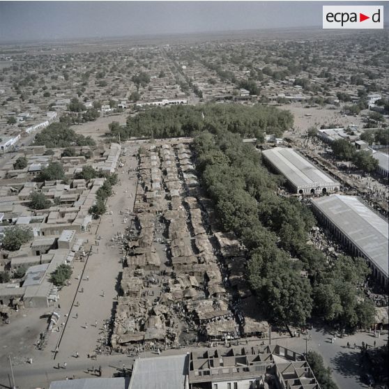 Vue aérienne du marché de Fort-Lamy (aujourd'hui N'Djamena).