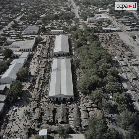 Vue aérienne du marché de Fort-Lamy (aujourd'hui N'Djamena).