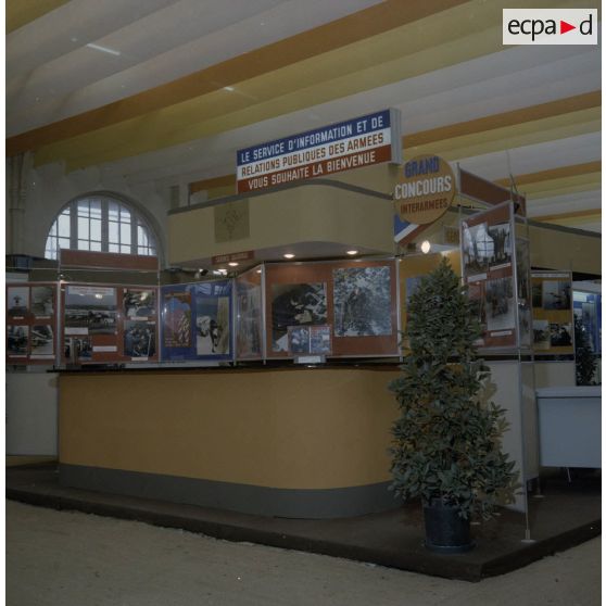 Vue du stand du Service d'information et de relations publiques des armées (SIRPA) à l'exposition Jeunesse 1976 dans l'ancienne gare de la Bastille à Paris.