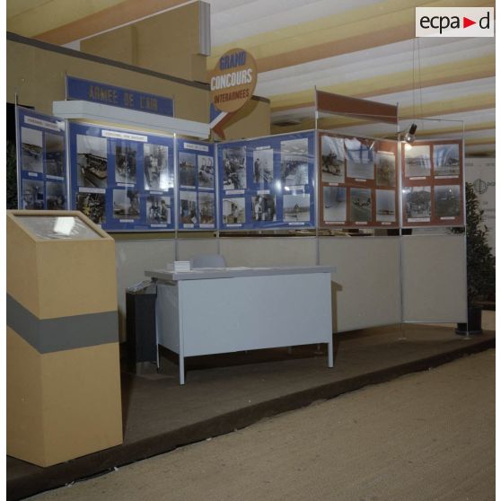 Vue du stand du Service d'information et de relations publiques des armées (SIRPA) à l'exposition Jeunesse 1976 dans l'ancienne gare de la Bastille à Paris.