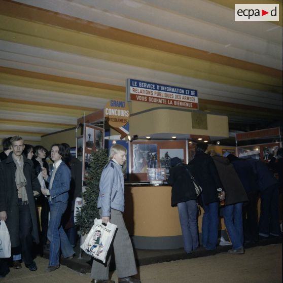 Visiteurs autour du stand de l'exposition Jeunesse 1976, dans l'ancienne gare de la Bastille.