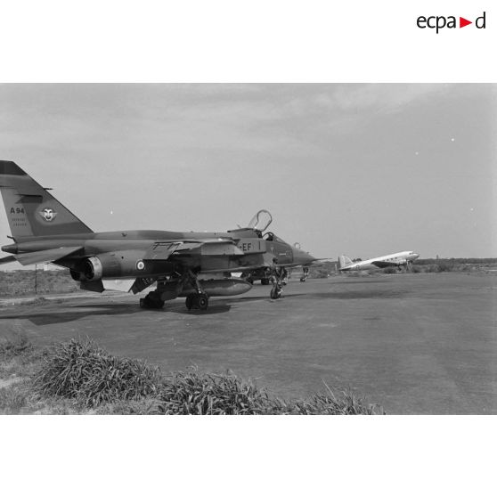 Un Jaguar gardé par des parachutistes du 8e Régiment de parachutistes d'infanterie de marine (RPIMa) sur l'aéroport de N'Djamena.