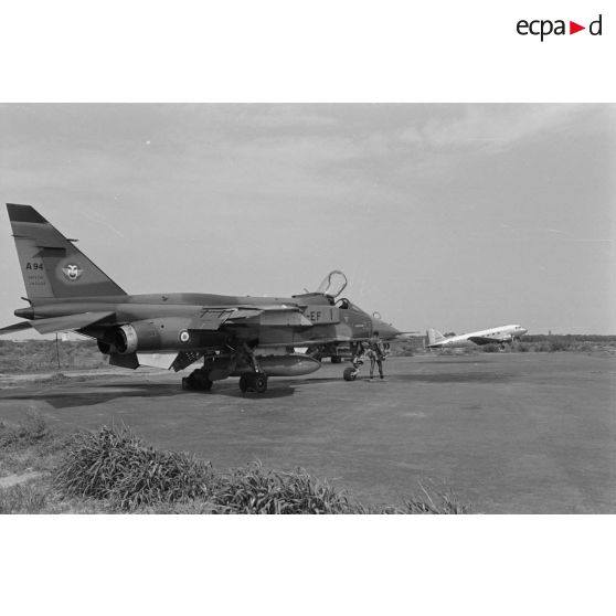 Un Jaguar gardé par des parachutistes du 8e Régiment de parachutistes d'infanterie de marine (RPIMa) sur l'aéroport de N'Djamena.